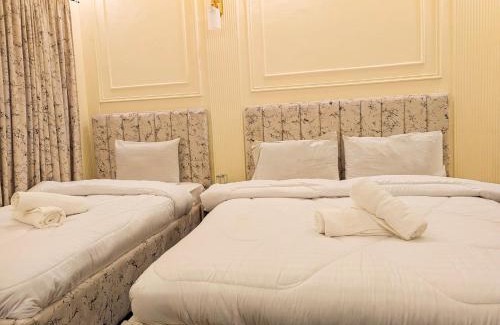 Karachi Cama Y Desayuno | White Rose BnB Family - Near Millennium Mall - Airport - National Stadium