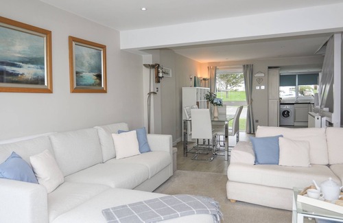 Y Felinheli Cabaña | WHITE SAILS, pet friendly, country holiday cottage in Y Felinheli