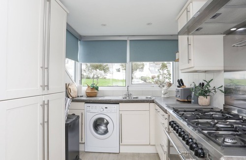 Y Felinheli Cabaña | WHITE SAILS, pet friendly, country holiday cottage in Y Felinheli