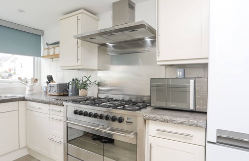 Y Felinheli Cabaña | WHITE SAILS, pet friendly, country holiday cottage in Y Felinheli