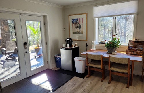 Brevard Apartamento | WHITE SQUIRREL SUITE -IN THE CITY WALK TO DOWNTOWN