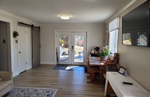 Brevard Apartamento | WHITE SQUIRREL SUITE -IN THE CITY WALK TO DOWNTOWN
