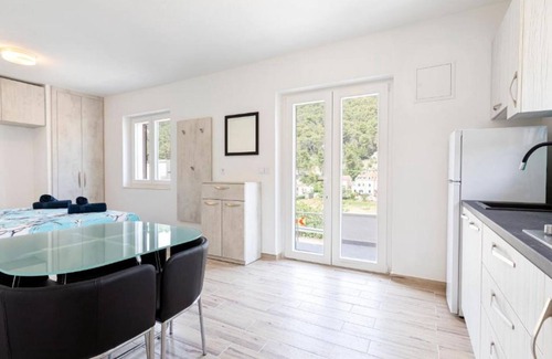 Pucisca Casa | White Stone House
