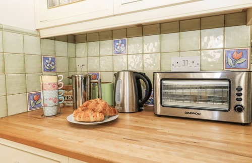 Burford Casa | WHITE STONES, pet friendly, with open fire in Fulbrook