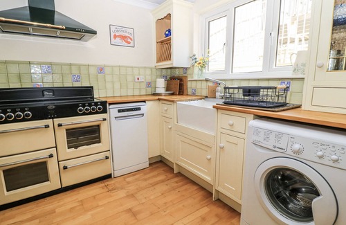 Burford Casa | WHITE STONES, pet friendly, with open fire in Fulbrook