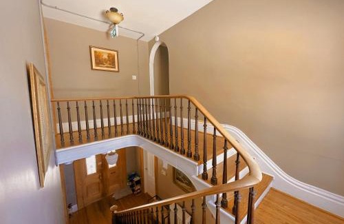 Downtown Niagara Falls Casa | WHITE SWAN House
