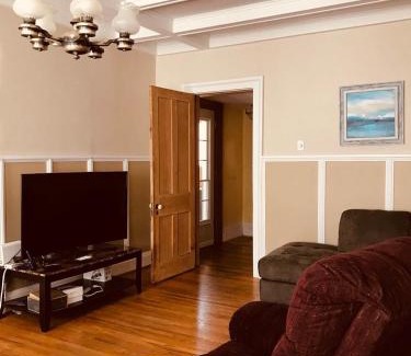 Downtown Niagara Falls Casa | WHITE SWAN House