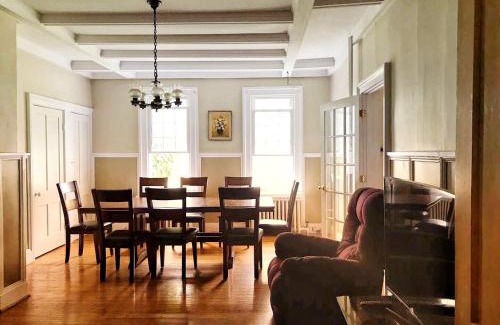 Downtown Niagara Falls Casa | WHITE SWAN House