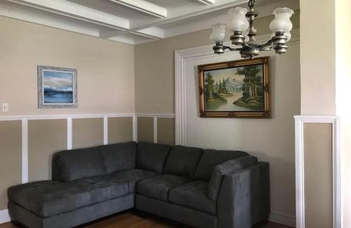 Downtown Niagara Falls Casa | WHITE SWAN House