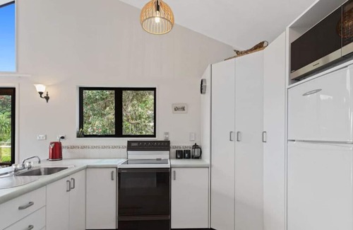 Waiotahi Casa | White Tui - Ohiwa Beach Bach