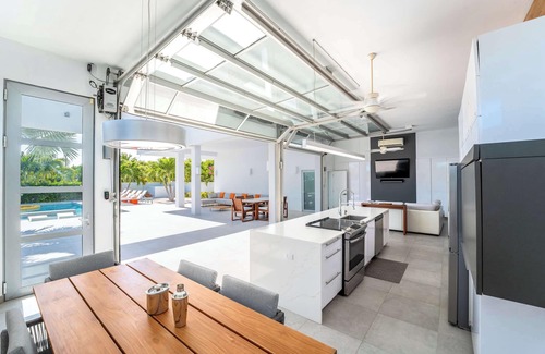 Long Bay Villa | Villa ultra moderna, a 500 metros de la playa de Long Bay: mucho más que una villa, vea por qué