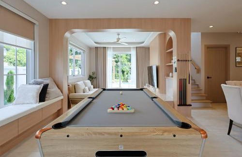 Chiang Mai Villa | White Wood Family Villa, 5 Kingbeds, 12 mins airport