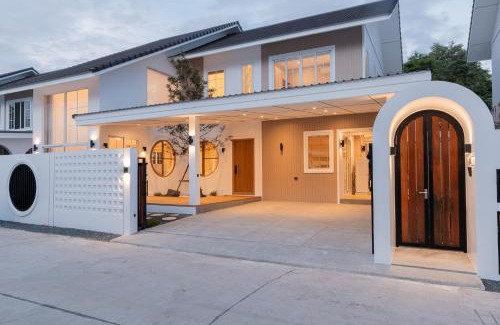 Chiang Mai Villa | White Wood Family Villa, 5 Kingbeds, 12 mins airport