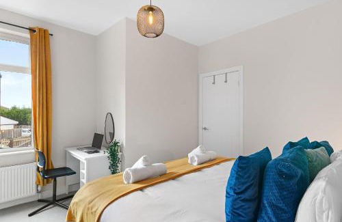 Rotherham Casa | Whitehill - 3-Bed Home from Home, Sleeps 7, Great for Groups & Workers, FREE Parking & Netflix - Hosted by Stay Host Save