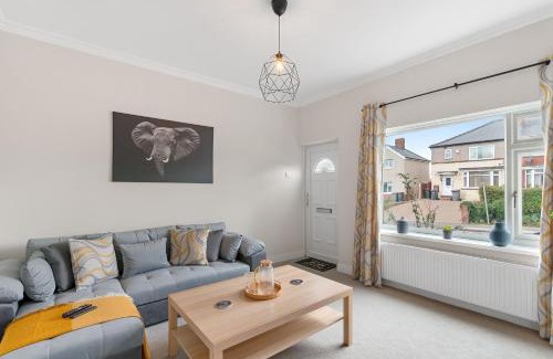 Rotherham Casa | Whitehill - 3-Bed Home from Home, Sleeps 7, Great for Groups & Workers, FREE Parking & Netflix - Hosted by Stay Host Save
