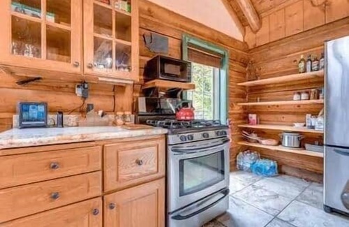 Lime Kiln Cabina | Whitehorse Mountain Retreat - Hot tub - Fireplace