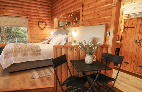 Barnoldswick Cabaña | WHITEMOOR LODGE, pet friendly, with open fire in Salterforth