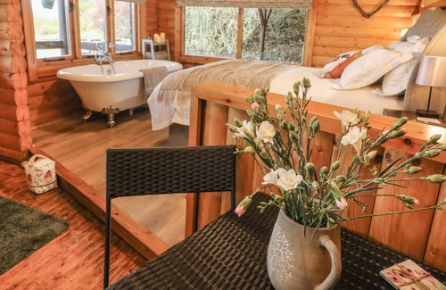 Barnoldswick Cabaña | WHITEMOOR LODGE, pet friendly, with open fire in Salterforth