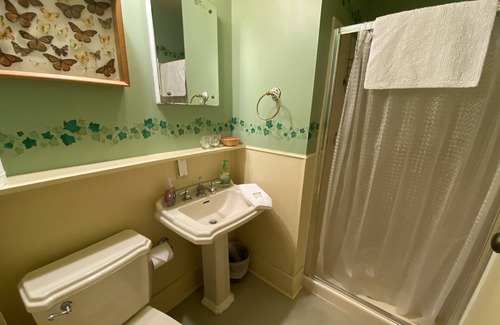Coon Rapids Cama Y Desayuno | Whiterock Conservancy - Garden Room in the Historic Garst Farmhouse