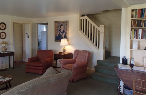 Coon Rapids Cama Y Desayuno | Whiterock Conservancy - Garden Room in the Historic Garst Farmhouse