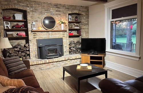 Palmerston Otro | Whites Junction Rural Retreat -- cozy farmhouse with small town charm