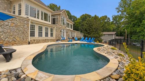 Troutman Casa | Whitetail Cove by AvantStay Lakefront w Pool Private Dock Sleeps 20