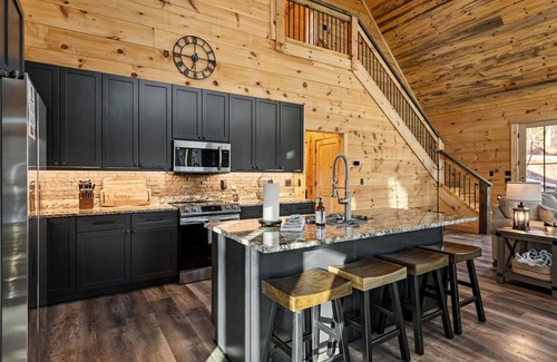 Young Harris Casa | Whitetail Crick; Creekfront home featuring hot tub, pool table and theatre room