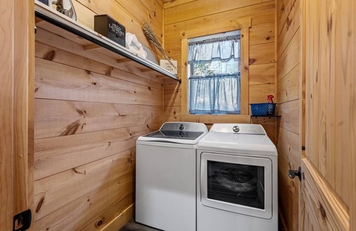 Young Harris Casa | Whitetail Crick; Creekfront home featuring hot tub, pool table and theatre room