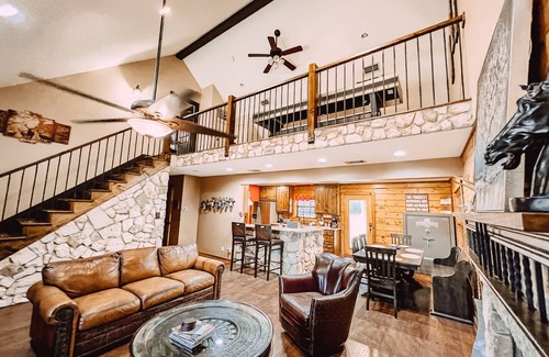 Athens Cabina | WhiteTail Lodge @ Cedar Cove Ranch, 700 acres con 25 acres de lago privado