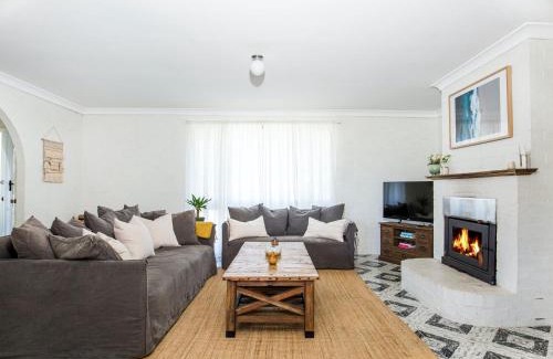 Callala Beach Casa | Whitewash I Pet Friendly I 5 Mins Walk to Beach