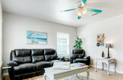 Galveston Casa | Whiting Island - 3BR close to beach w/ hot tub