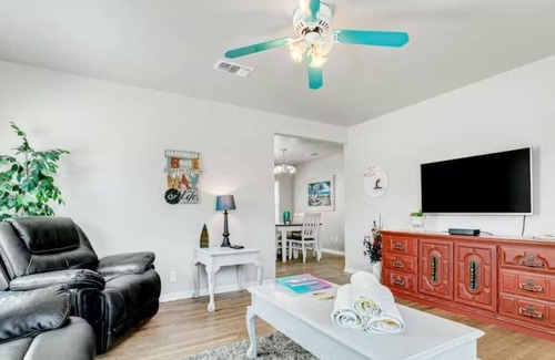 Galveston Casa | Whiting Island - 3BR close to beach w/ hot tub