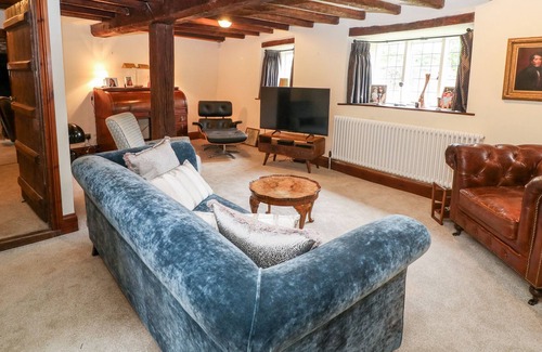 Long Compton Cabaña | WHITTINGTON HOUSE, family friendly, with hot tub in Long Compton