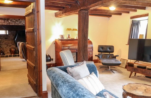 Long Compton Cabaña | WHITTINGTON HOUSE, family friendly, with hot tub in Long Compton