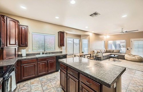 Avondale Casa | Whitton House | Hot Tub + Fire Pit + Pets OK
