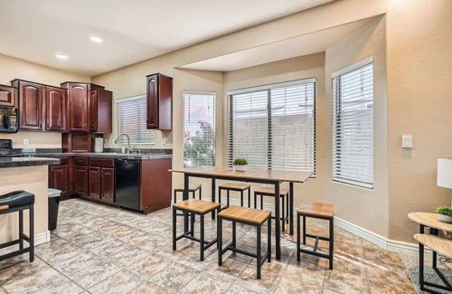 Avondale Casa | Whitton House | Hot Tub + Fire Pit + Pets OK