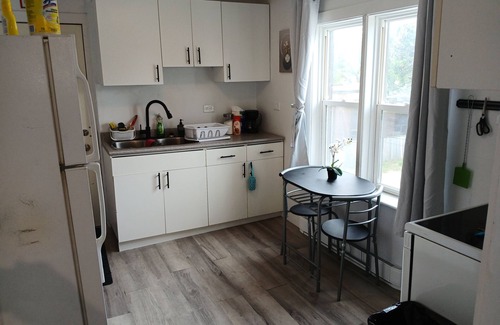 Winnipeg Apartamento | Who likes white poang? Near downtown