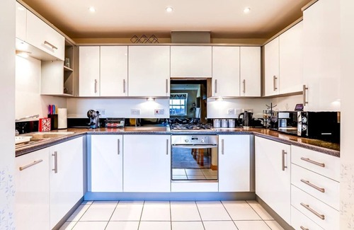 Ware Apartamento | Whole 2 Bed Flat - Contractors, Families & More