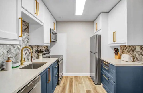 North Central Edmonton Casa | WHOLE DUPLEX! 6-bedrooms located near River Valley 10173