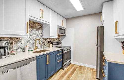North Central Edmonton Casa | WHOLE DUPLEX! 6-bedrooms located near River Valley 10173