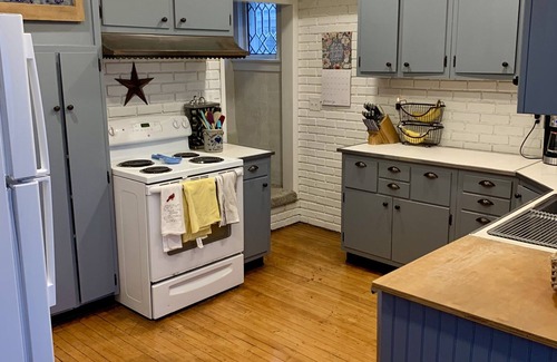 Hillsdale Casa | Whole Home Perfect for a Couple or Young Family, Close to Hillsdale College