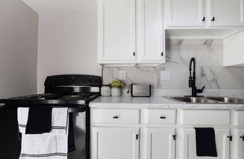 Wichita Casa | Whole Home Remodeled 1 Bed West Side Coffee Smrt TV WIFI