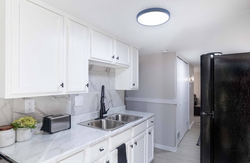 Wichita Casa | Whole Home Remodeled 1 Bed West Side Coffee Smrt TV WIFI