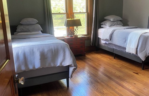 Athens Casa | Whole Hours. 1/2 mile walk to Court St and a short walk to the OU campus.