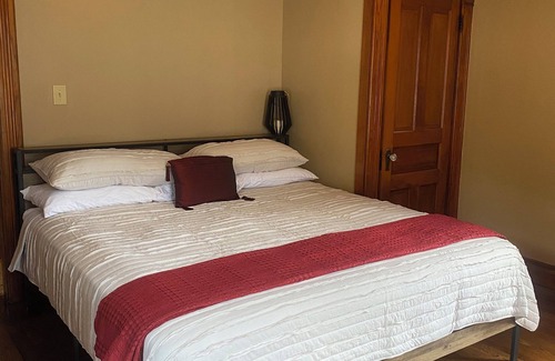 Athens Casa | Whole Hours. 1/2 mile walk to Court St and a short walk to the OU campus.