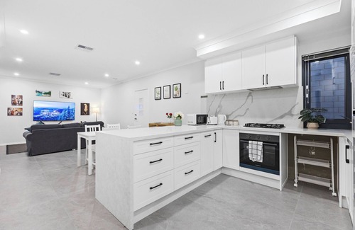 Bentley Casa | Whole House! | Deluxe Living | 3 Bedroom 2 Bathroom | Premium Kitchen&Living