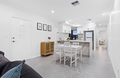 Bentley Casa | Whole House! | Deluxe Living | 3 Bedroom 2 Bathroom | Premium Kitchen&Living