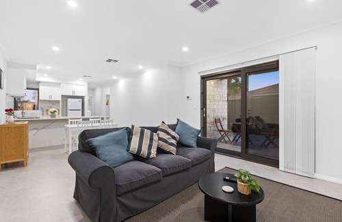 Bentley Casa | Whole House! | Deluxe Living | 3 Bedroom 2 Bathroom | Premium Kitchen&Living