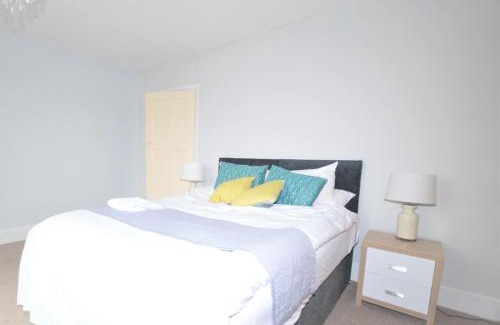 Hinckley Casa | Whole House - Sleeps 5 - near town centre - off road parking