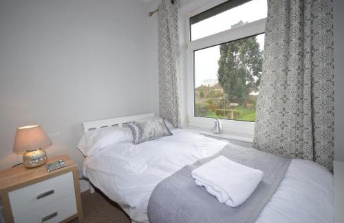 Hinckley Casa | Whole House - Sleeps 5 - near town centre - off road parking
